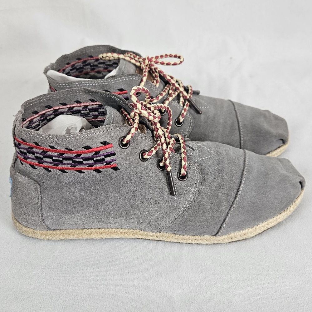 Toms Embroidered Grey Suede Desert Boot Moccasin Size 9.5 - Picture 1 of 11